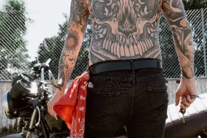 Les femmes mariées et infidèles craquent sur les hommes tatoués !